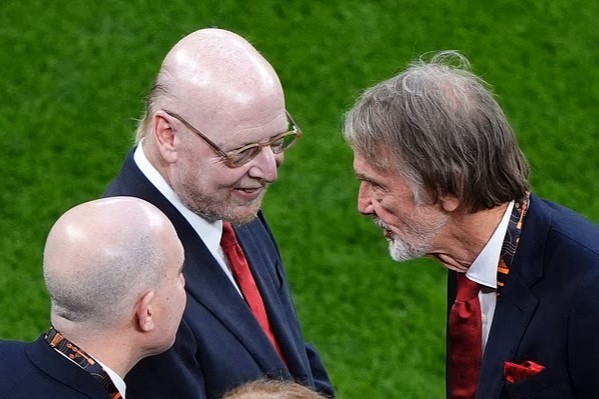 俱乐部目前, 因为他是沙